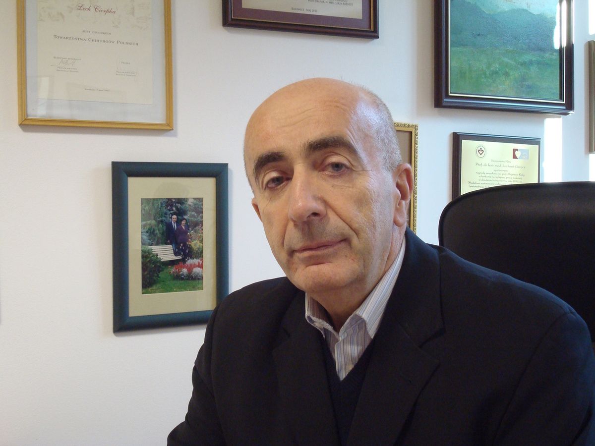 Prof. Lech Cierpka, specjalista w zakresie chirurgii ogólnej, angiologii i transplantologii ze Szpitala Klinicznego im. Andrzeja Mielęckiego Śląskiego Uniwersytetu Medycznego w Katowicach, były konsultant krajowy w dziedzinie transplantologii klinicznej