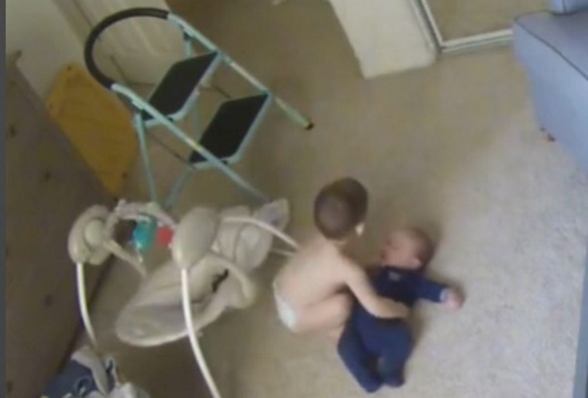 Matka zostawiła dwulatka z niemowlakiem