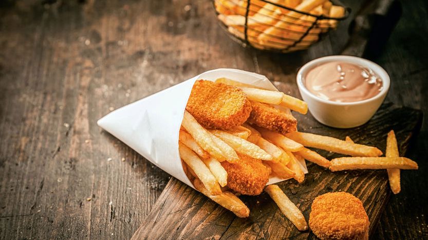 Akrylamid wytwarza się między innymi w procesie smażenia, pieczenia i grillowania. W dużej ilości znajduje się we frytkach i przetworzonych produktach. 