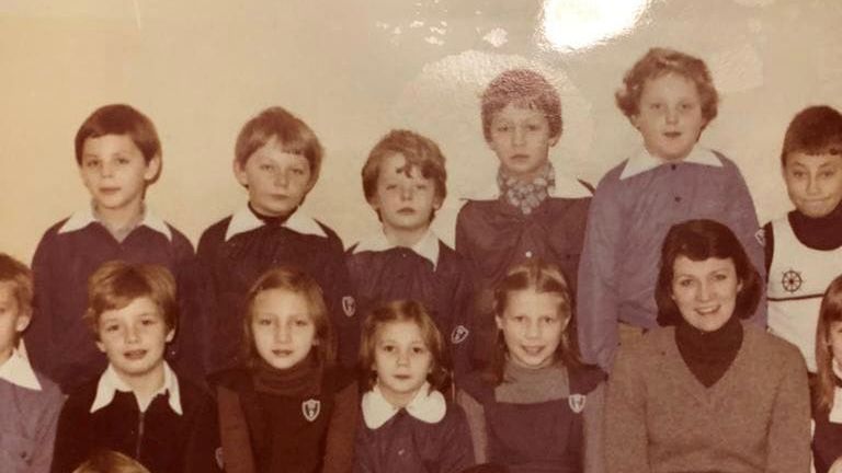 Pokazał zdjęcie z podstawówki. Rozpoznajesz, kim są te dzieci?