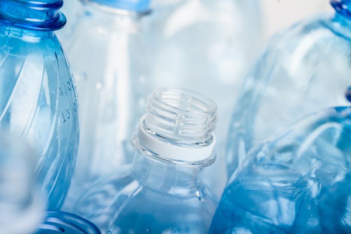Woda w butelkach może zawierać arsen.