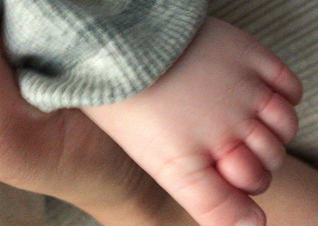 Paluszki niemowlęcia były owinięte włosami mamy