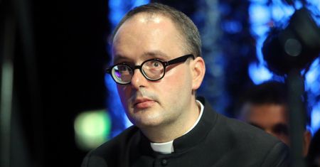 Pomagał chorym na raka, a potem stał się jednym z nich.  Na co zmarł ks. Jan Kaczkowski?