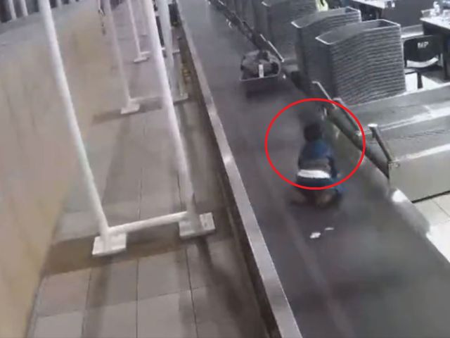 Niebezpieczny incydent nagrany na lotnisku. Dziecko odjechało na taśmie bagażowej