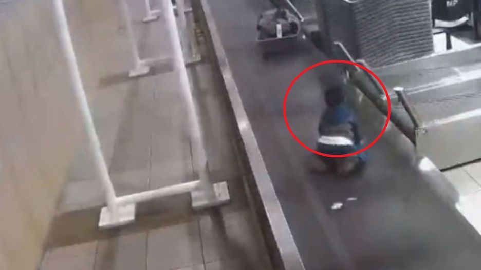 Niebezpieczny incydent nagrany na lotnisku. Dziecko odjechało na taśmie bagażowej