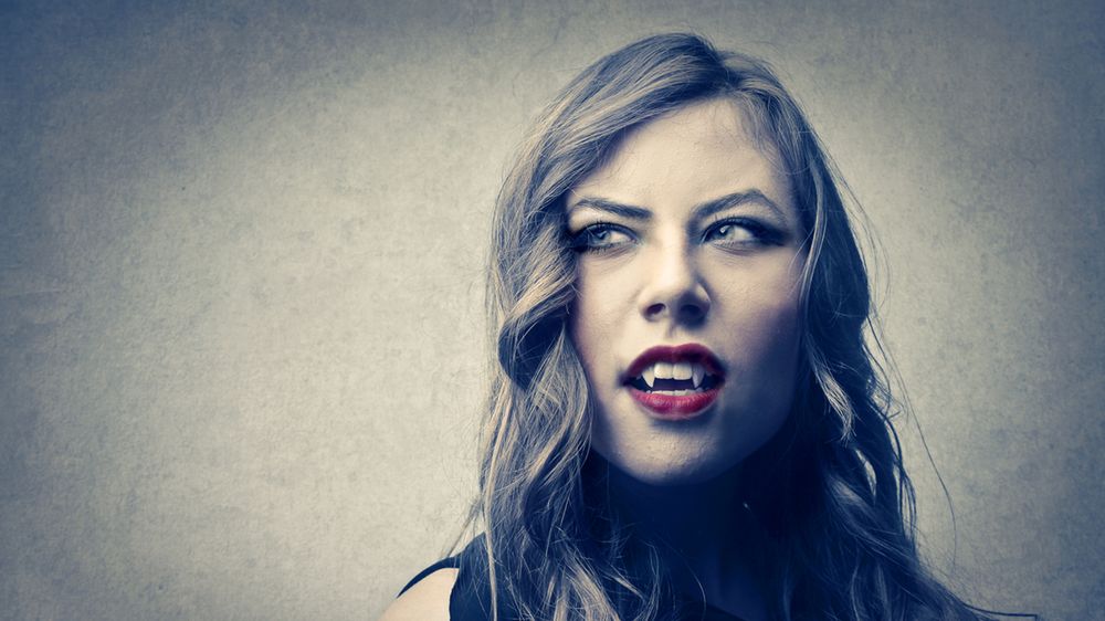 Porfiria charakteryzuje się nadrważliwością na światło słoneczne. Stąd potoczna nazwa porfirii to "wampiryzm" 