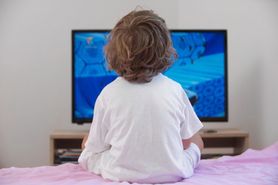 Ile czasu dziecko może spędzać przed telewizorem? Modele bezpieczne dla oczu