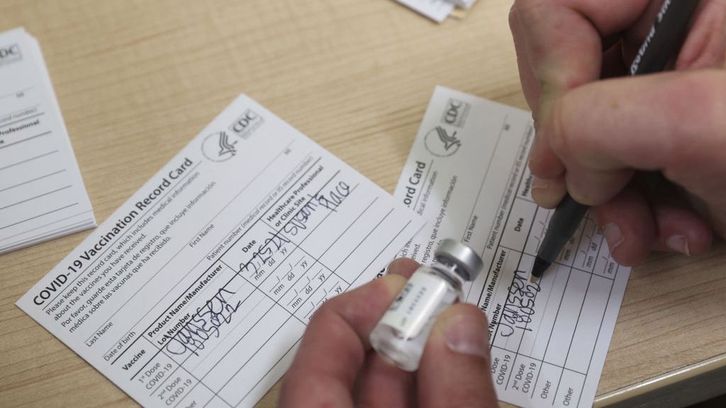 WHO monitoruje bazy danych na świecie, by wykryć ewentualne powikłania po podaniu szczepionki Johnson & Johnson