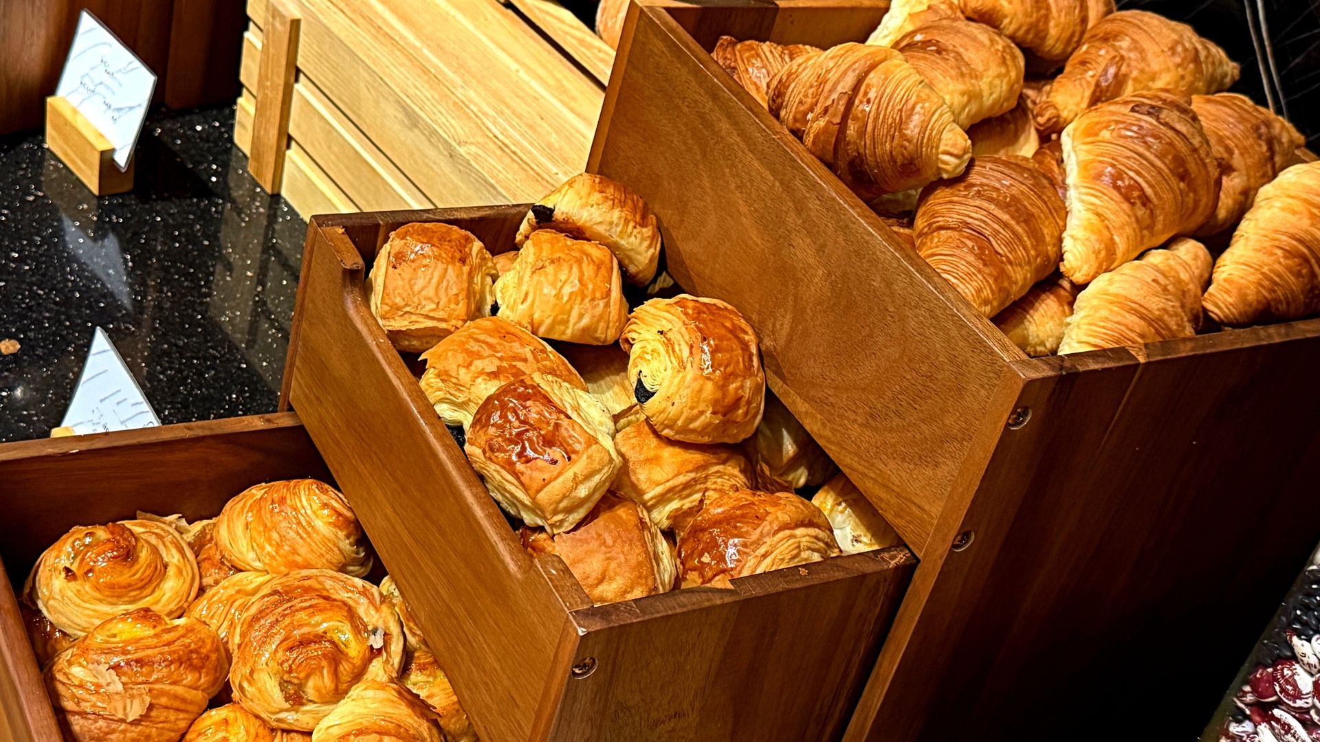 Nagła ochota na coś słodkiego bardzo często wynika z gwałtownego spadku poziomu glukozy we krwi.