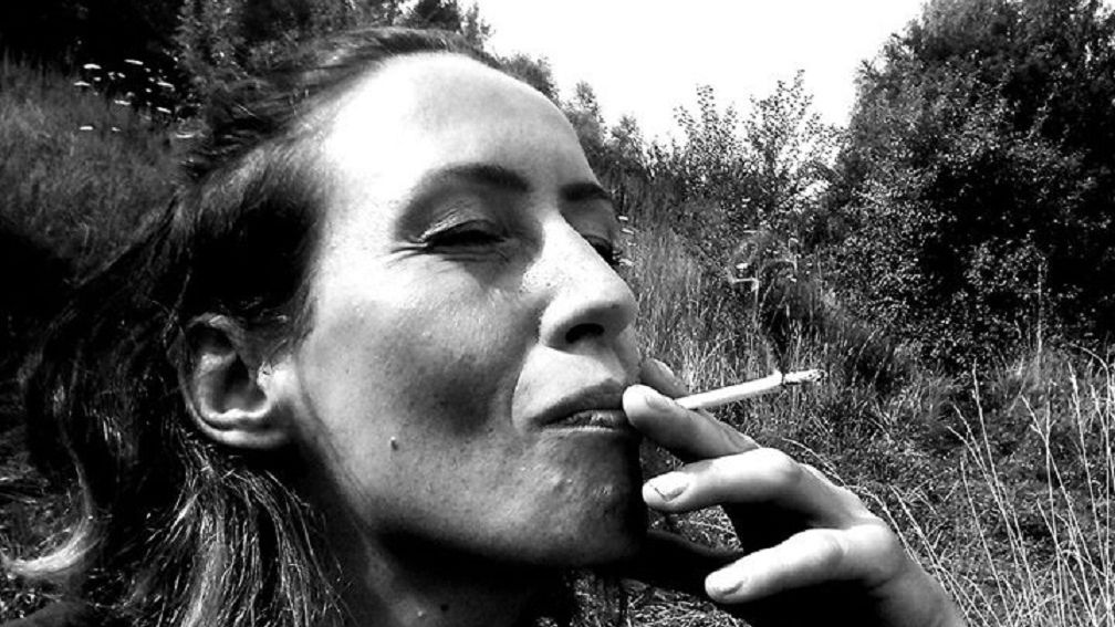 Iwona jest córką toksycznej matki. Prowadzi na Facebooku konto pt. "Pamiętasz ją", gdzie dzieli się swoimi doświadczeniami 