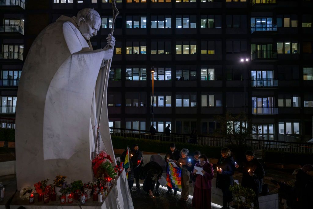 Wierni modlą się za papieża pod rzymską Kliniką Gemelli