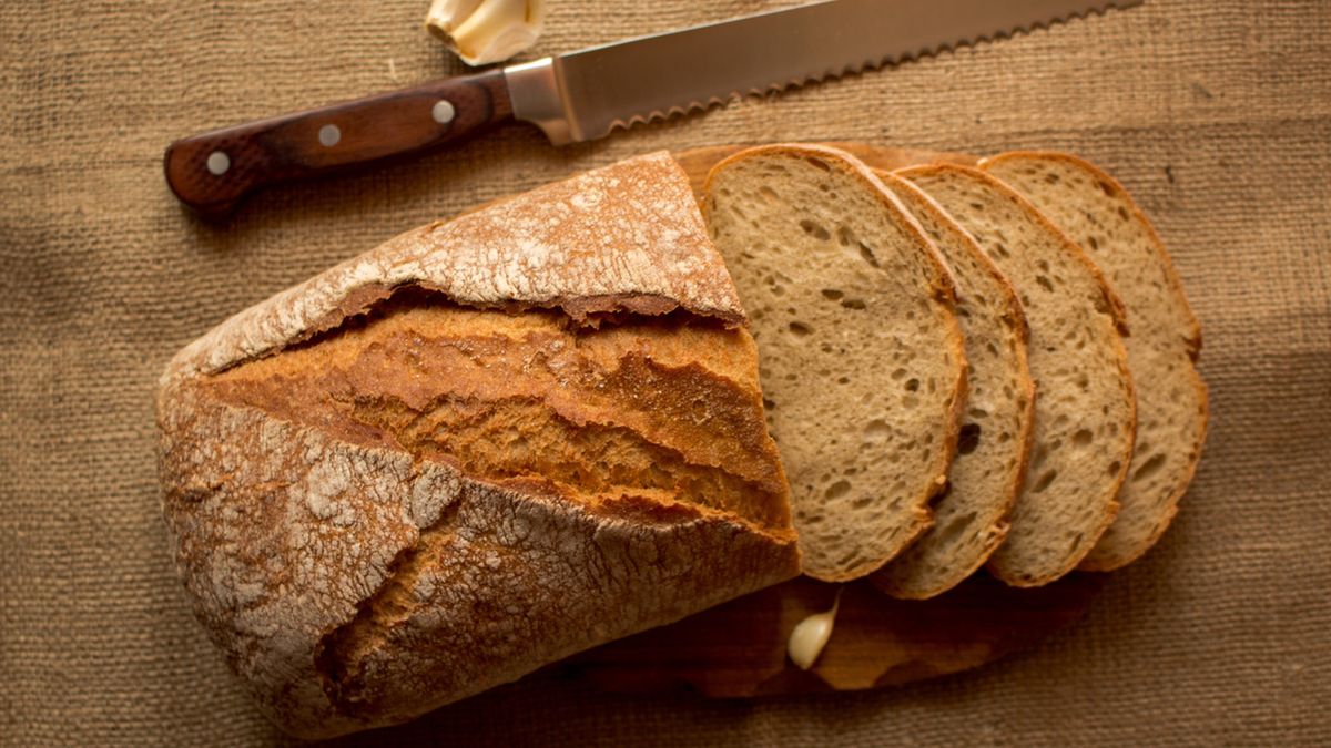 Chleb czosnkowy to pieczywo z delikatnym smakiem i aromatem czosnku.