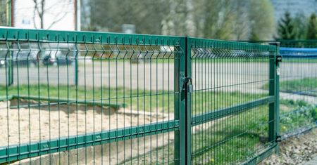 Ogrodzony plac zabaw dzieli mieszkańców Winogradów. W tle spór o grunt