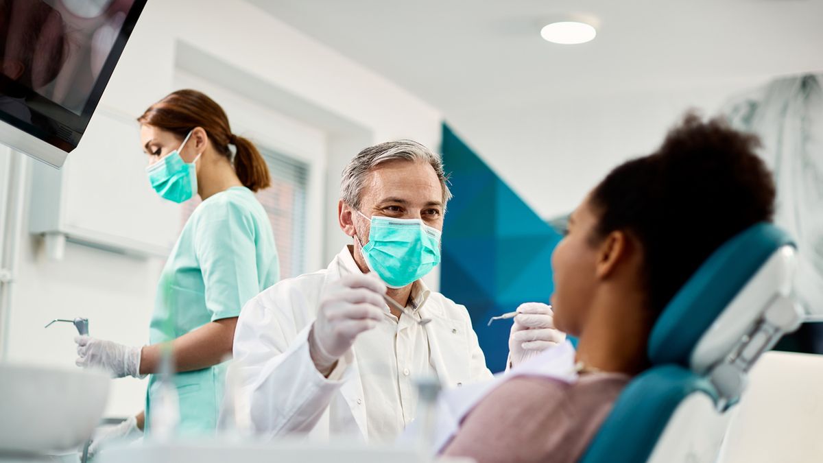 Nadziąślak to łagodna zmiana w obrębie dziąseł.