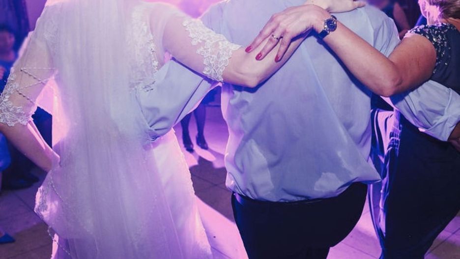 Panna młoda chciała zatańczyć z dzieckiem na weselu. Reakcja rodziców wywołała rodzinny skandal