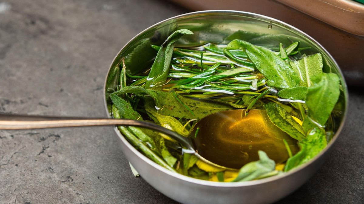 Napar z szałwii ogranicza nadmierne pocenie.