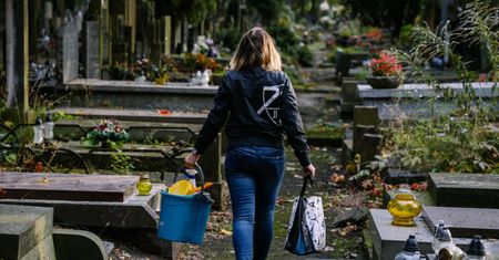 Te osoby powinny unikać cmentarzy. Dla nich wizyta może stanowić zagrożenie