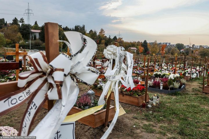 Tysiące rodzin w Polsce jest pogrążonych w żałobie. COVID odebrał im najbliższych