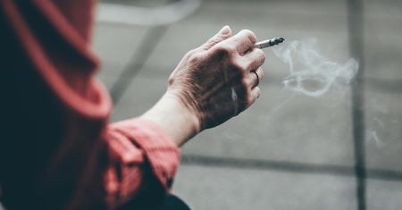 Lekarka o "paleniu z trzeciej ręki". "Te rakotwórcze substancje nie znikają"