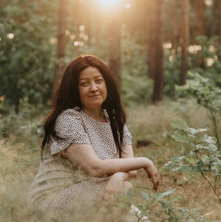 Marta jest dziennikarką oraz psychoterapeutką tańcem i ruchem