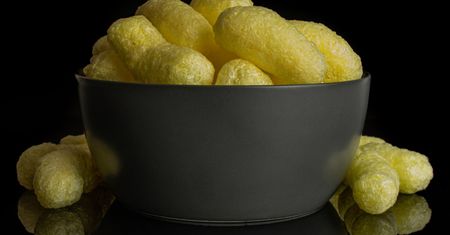 Chrupki kukurydziane. Czy możemy podawać je jako przekąskę dla najmłodszych?