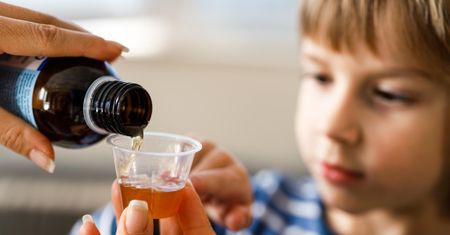 Który syrop wybrać na kaszel suchy, a który na mokry?