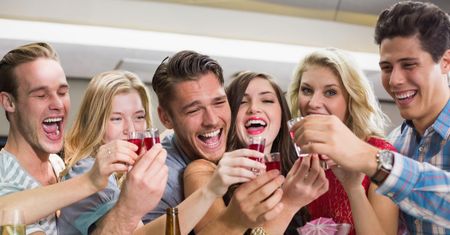 Jedzenie, którego nie należy łączyć z alkoholem. Wzmaga objawy kaca