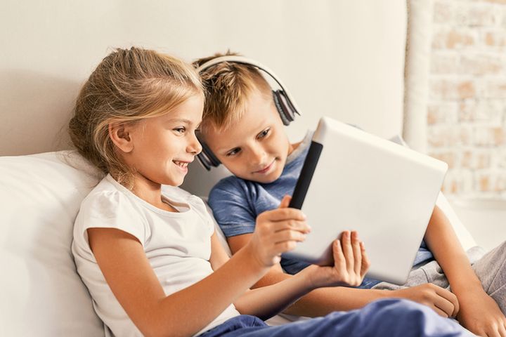 Tablet to popularny prezent komunijny, który zapewni dziecku rozrywkę i korzystanie z interaktywnych aplikacji edukacyjnych