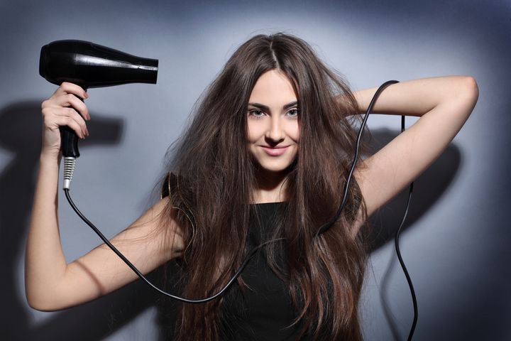 7 niekonwencjonalnych zastosowań suszarki do włosów