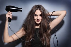 7 niekonwencjonalnych zastosowań suszarki do włosów