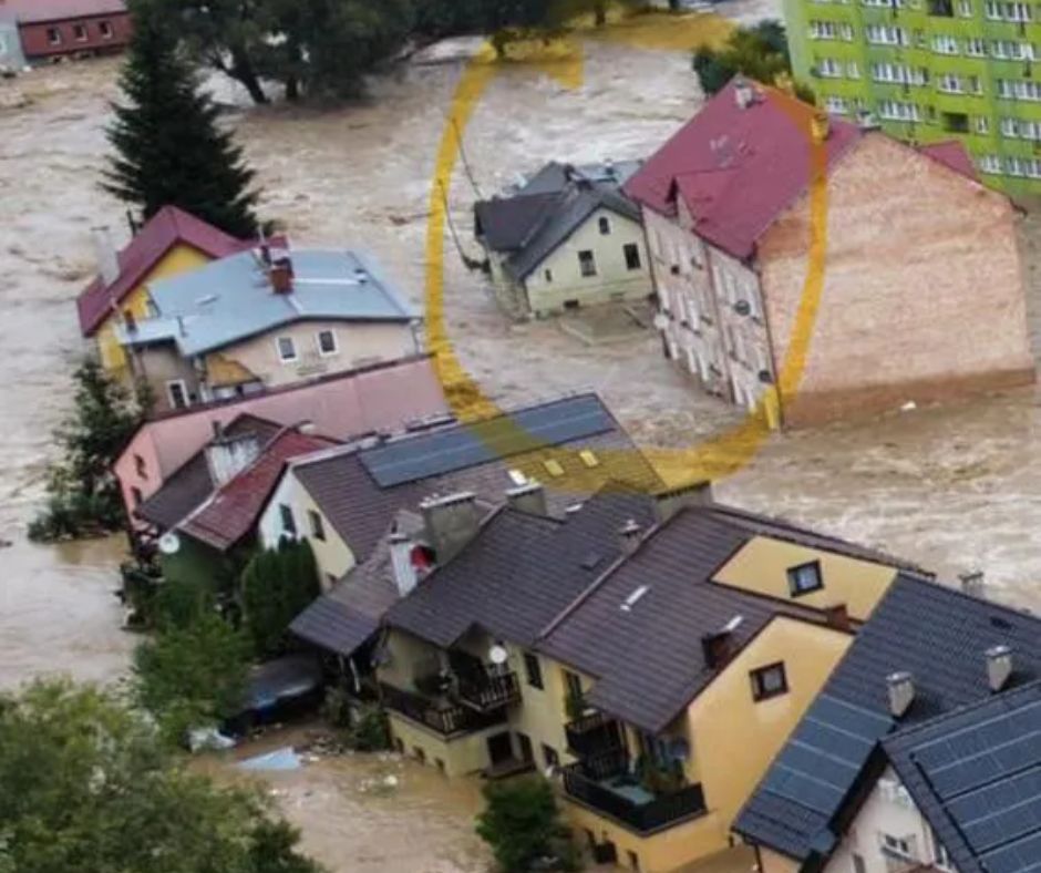 Zalane domy w Stroniu Śląskim, zaznaczony dom ratownika medycznego, który był ewakuowany śmigłowcem