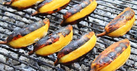 Grillowane banany z cynamonem lub czekoladą