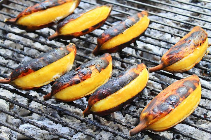 Grillowane banany to pomysł na danie dla wegetarian lub smaczny deser.