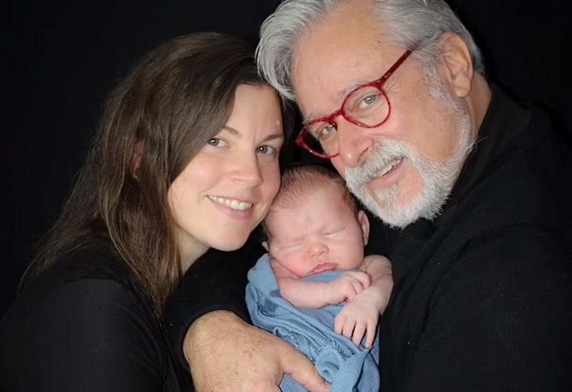 Ludzie twierdzą, że mężczyzna wygląda jak dziadek, a nie ojciec swojego synka