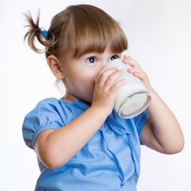 Szklanka mleka przed snem dla dziecka? To nie najlepszy pomysł