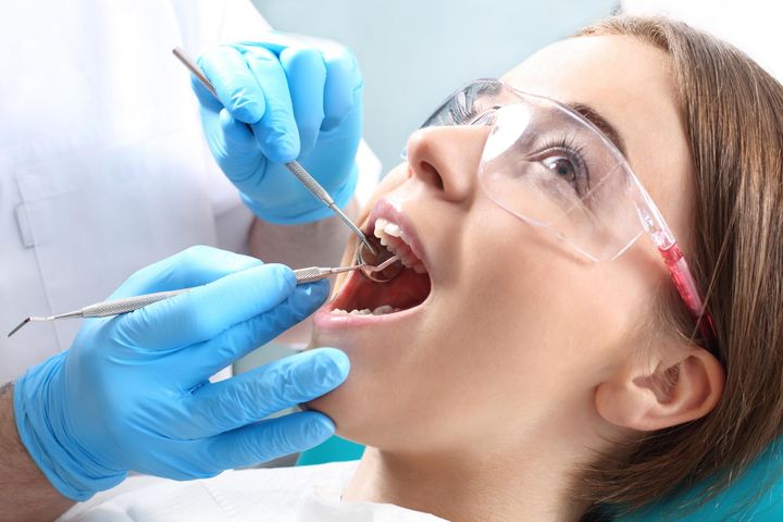 Próchnica ukryta jest chorobą, która rozwija się pod szkliwem, czyli wewnątrz zęba