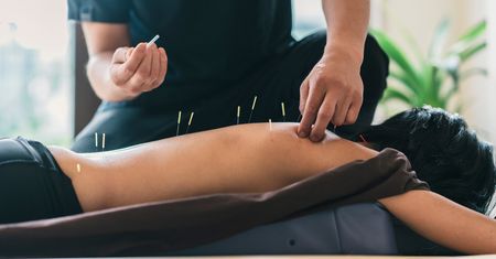Mniej bólu, lepszy sen. Jak akupunktura pomaga chorym na raka?