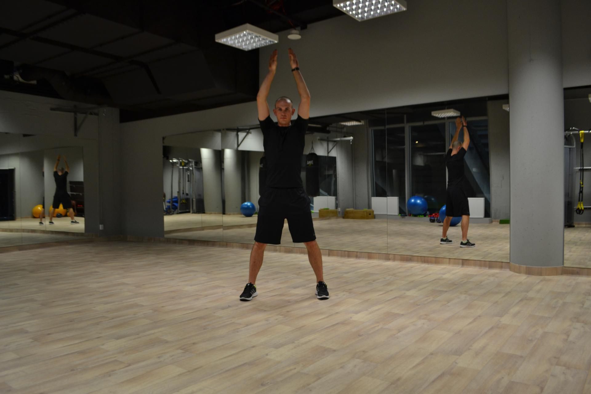 Unoszenie ramion bokiem – część druga. Autor: Grzegorz Wichrzycki