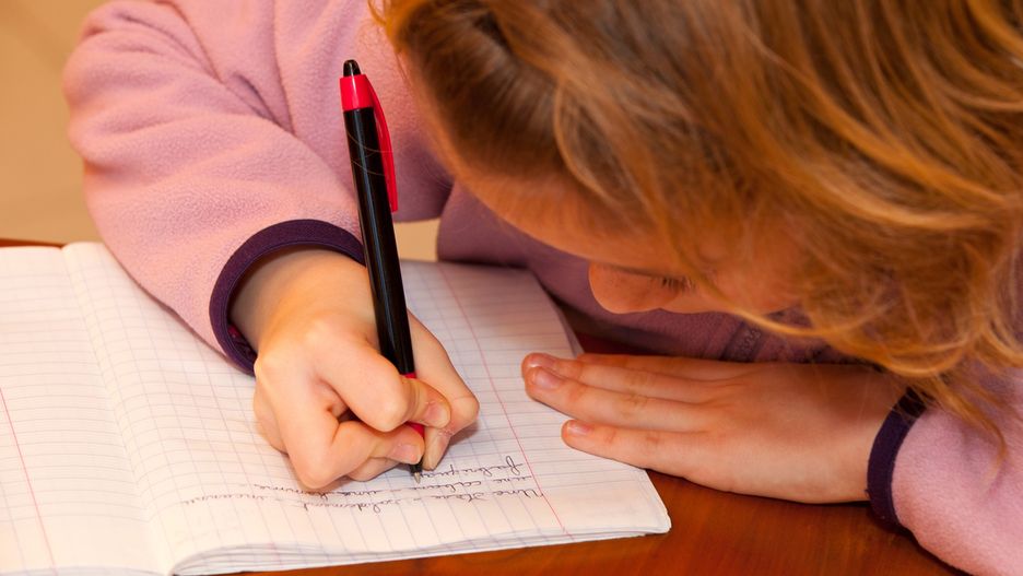 Dysgrafia wpływa na zdolność do prawidłowego kształtowania liter i utrzymania równego pisma