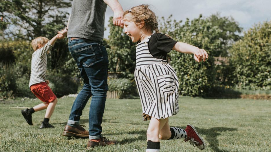 "Nie ma dwojga dzieci, które miałyby dokładnie takich samych rodziców". Kontrowersyjna opinia lekarza?