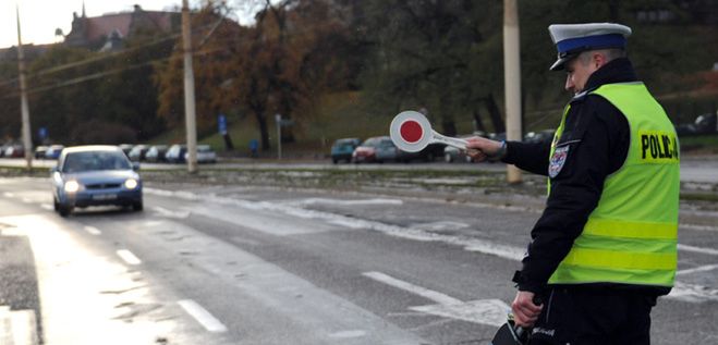 Uciekają przed biedą w policji