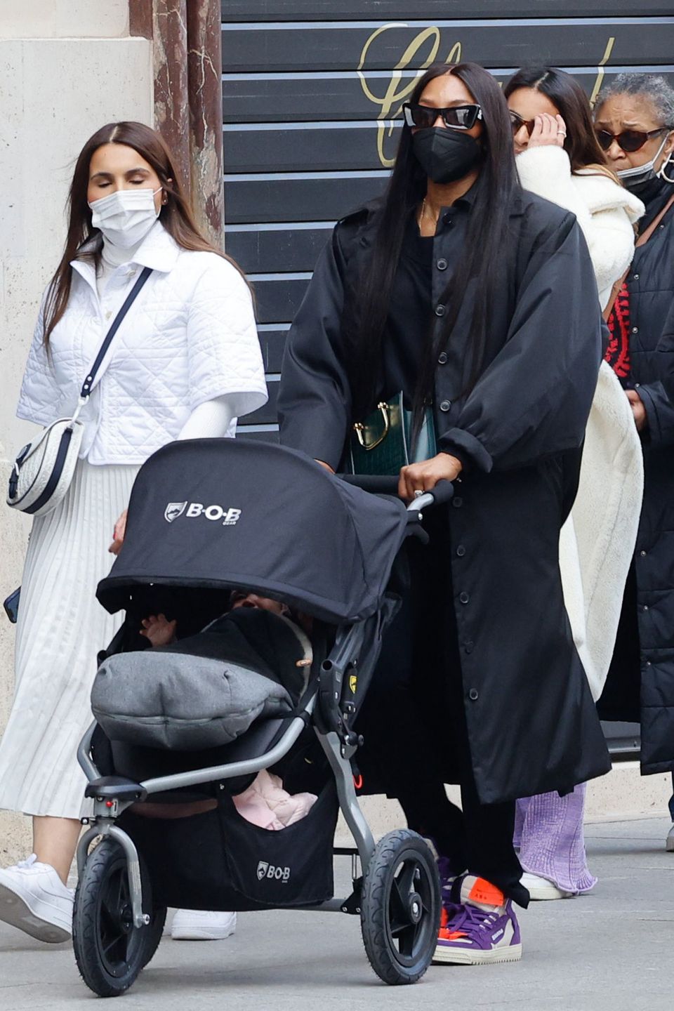 Naomi Campbell z mamą Valerie Morris Campbell i córką w Paryżu | fot. ONS