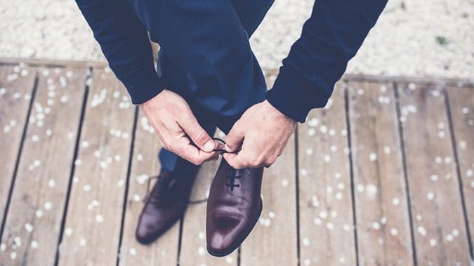 Mężczyzna zawsze dobrze wygląda w eleganckich butach, które pasują do garinturu i do jeansów