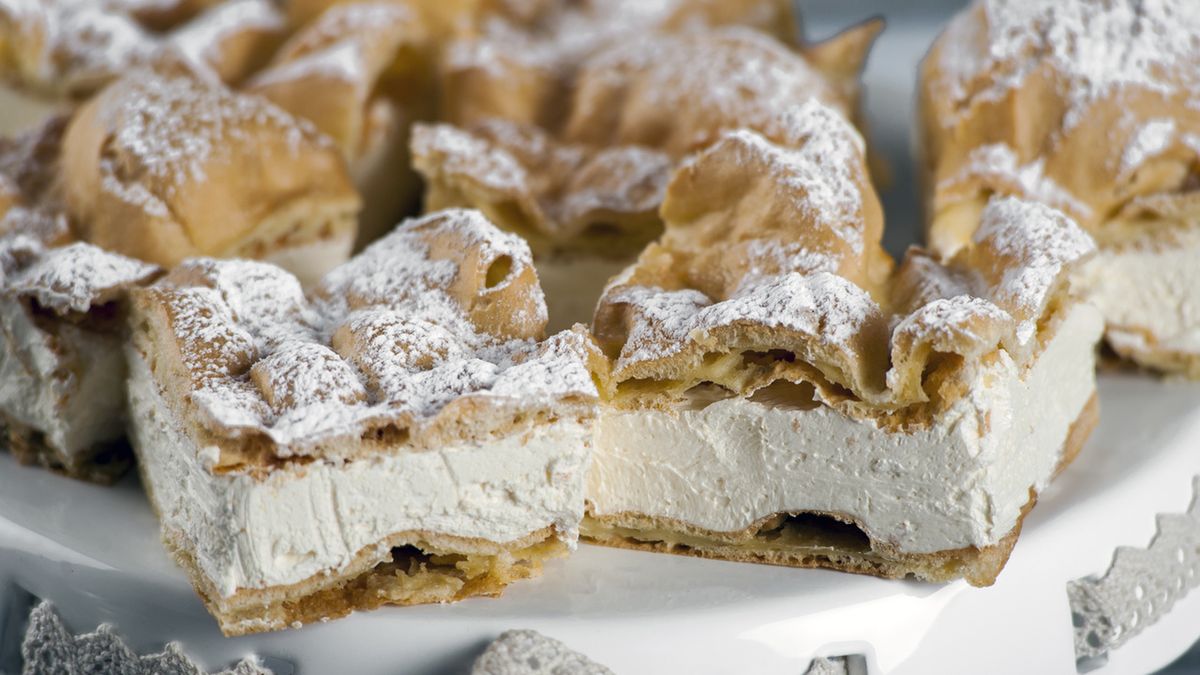 Karpatka to tradycyjne ciasto z kremem.
