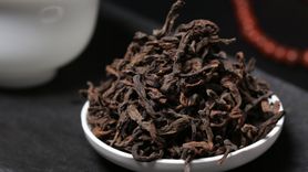 Trzy rady, jak wykorzystać fusy herbaciane. Nie wyrzucaj torebek (WIDEO)
