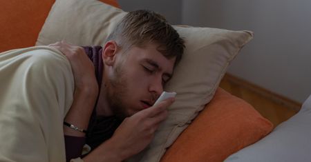Dwa objawy COVID. "Od nich teraz najczęściej zaczyna się zakażenie"