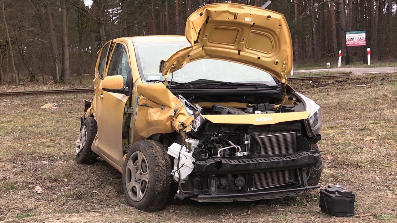 Kia wjechała wprost pod pociąg