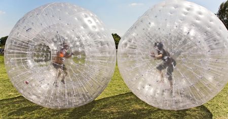 Zorbing - czym jest kula do zorbingu, jak się bawić