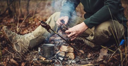 Survival - rodzaje, obóz przetrwania, jak poradzić sobie w lesie