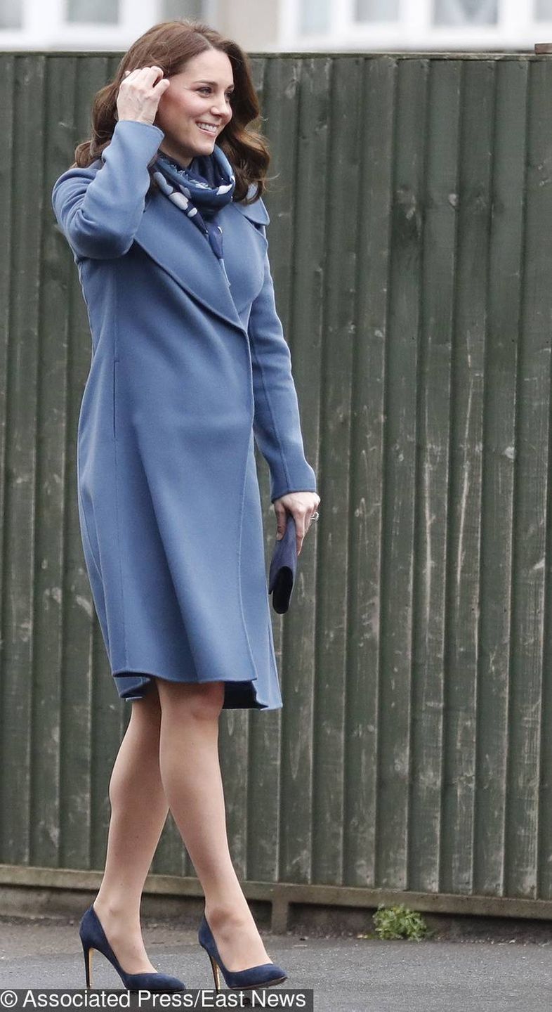 Księżna Kate w niebieskim płaszczu